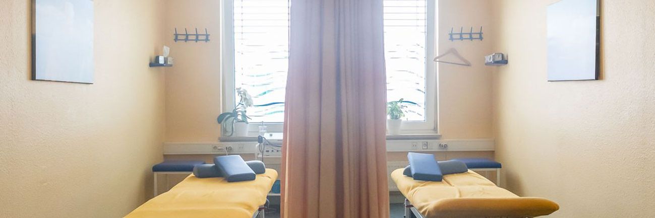 Behandlungsraum mit Liegen